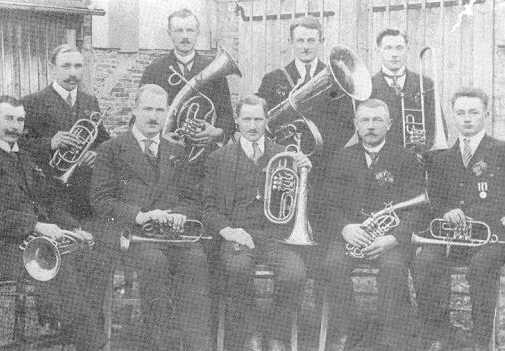 Die 
	Grndungsmitglieder der ersten Blaskapelle in Gaubttelbrunn. Hintere Reihe 
	v. I. : Martin Schenk, Barthel Geiger, Alois Weidner, Josef Weidner: Vordere 
	Reihe v. l. : Johann Engert, Adam Albert, Georg Albert, Johann Hemm, Hans Zorn